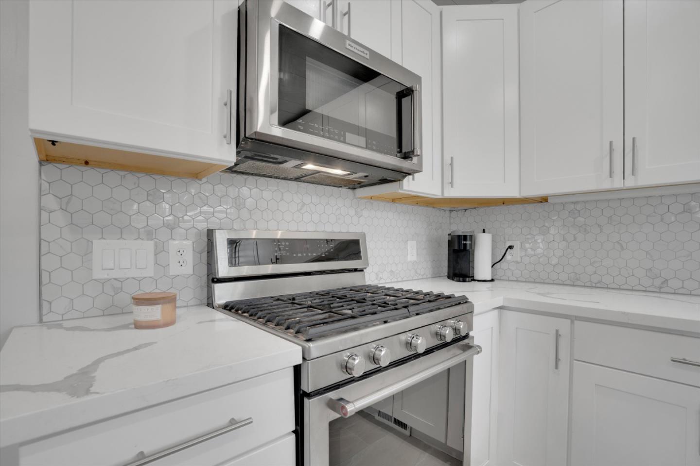 Detail Gallery Image 8 of 29 For 1430 Hill Ave, Menlo Park,  CA 94025 - 3 Beds | 1 Baths