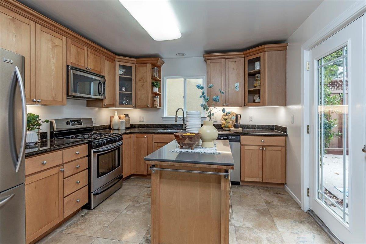 Detail Gallery Image 7 of 39 For 201/209 Mariposa Ave, Mountain View,  CA 94041 - – Beds | – Baths