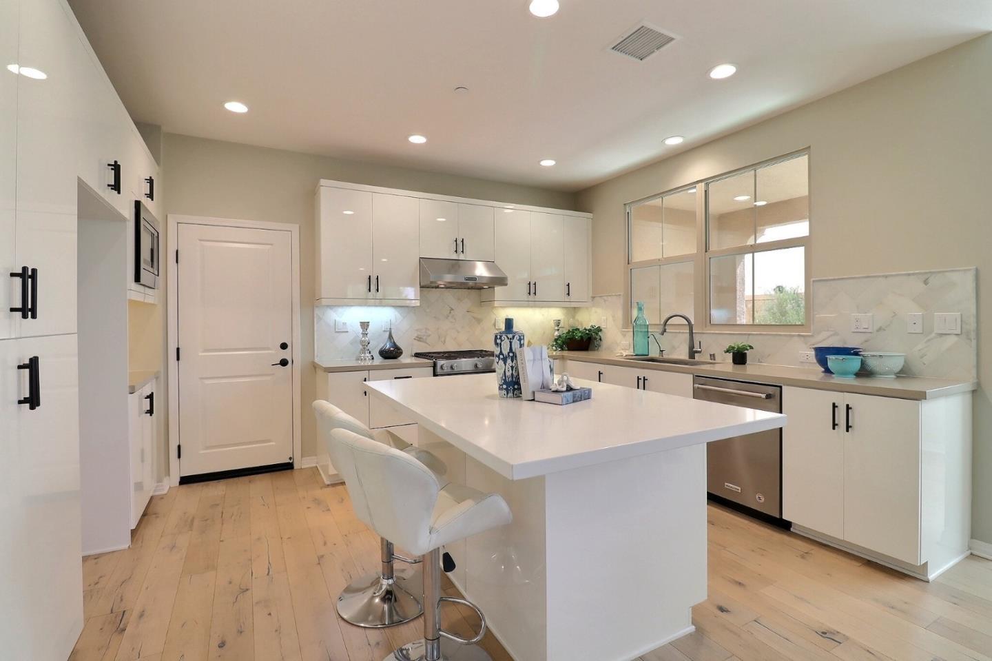 Detail Gallery Image 8 of 31 For 128 Parkwood, Irvine,  CA 92620 - 4 Beds | 3 Baths
