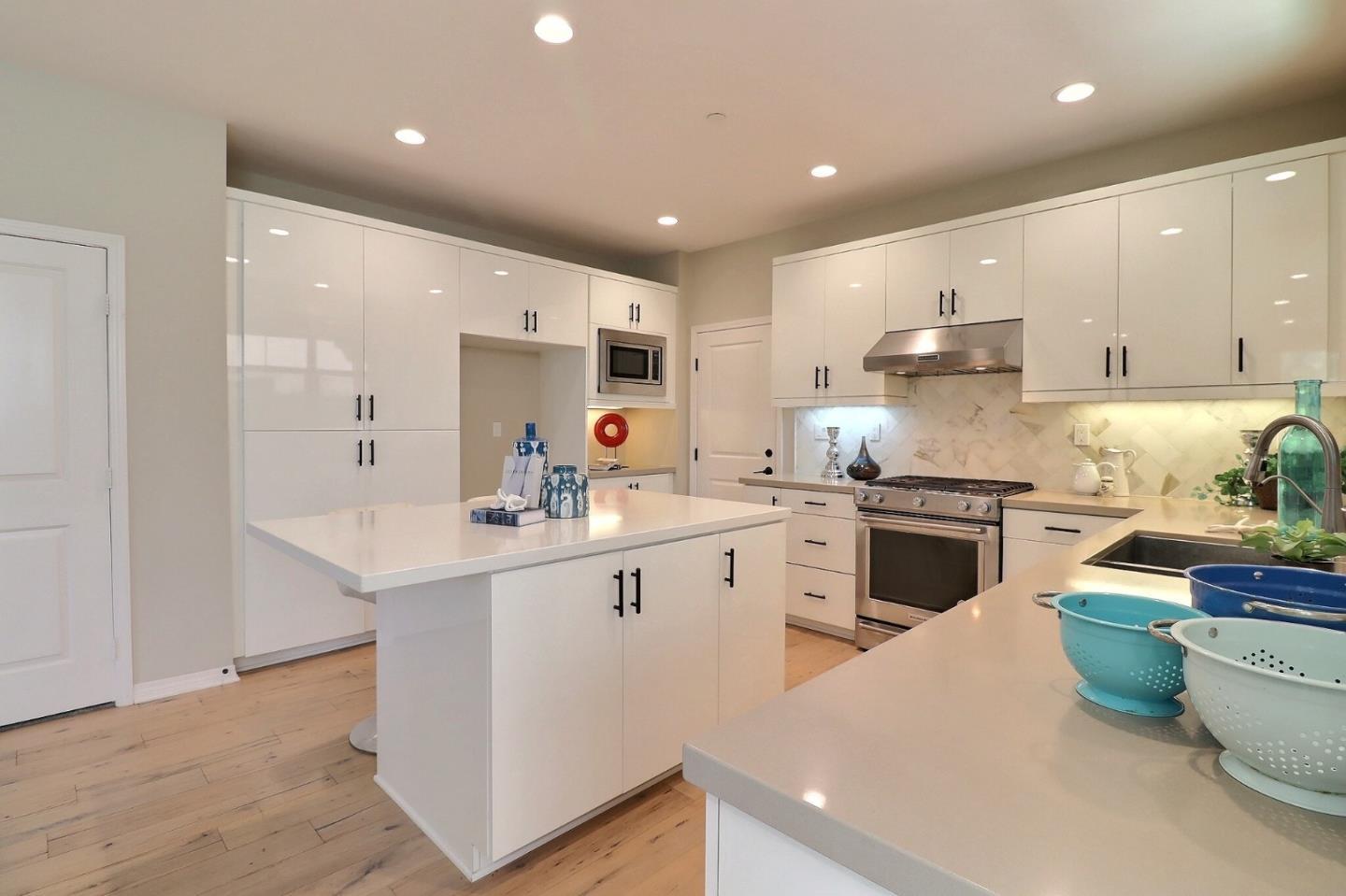 Detail Gallery Image 9 of 31 For 128 Parkwood, Irvine,  CA 92620 - 4 Beds | 3 Baths