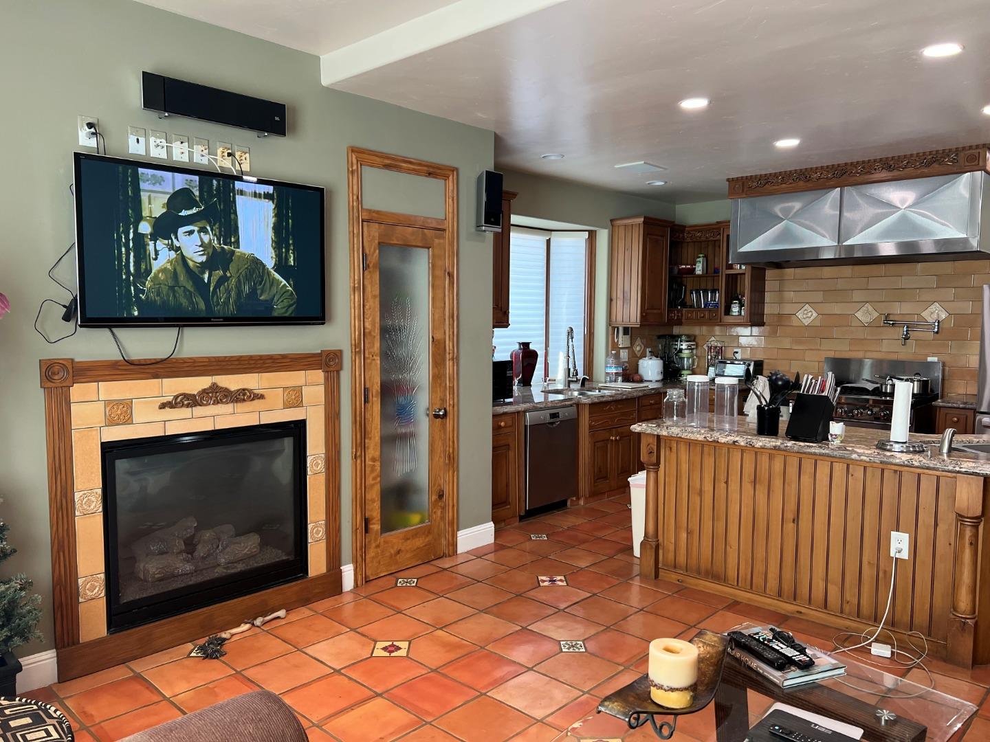 Detail Gallery Image 5 of 17 For 1043 Locust St, San Jose,  CA 95110 - 4 Beds | 3 Baths
