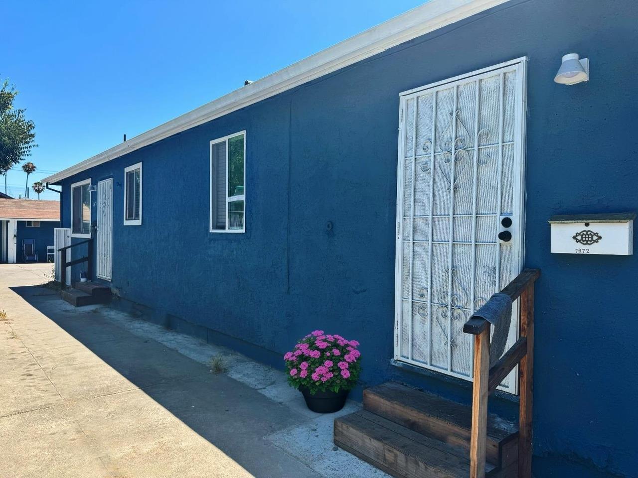Detail Gallery Image 2 of 21 For 1672 E San Fernando St, San Jose,  CA 95116 - 4 Beds | 2 Baths