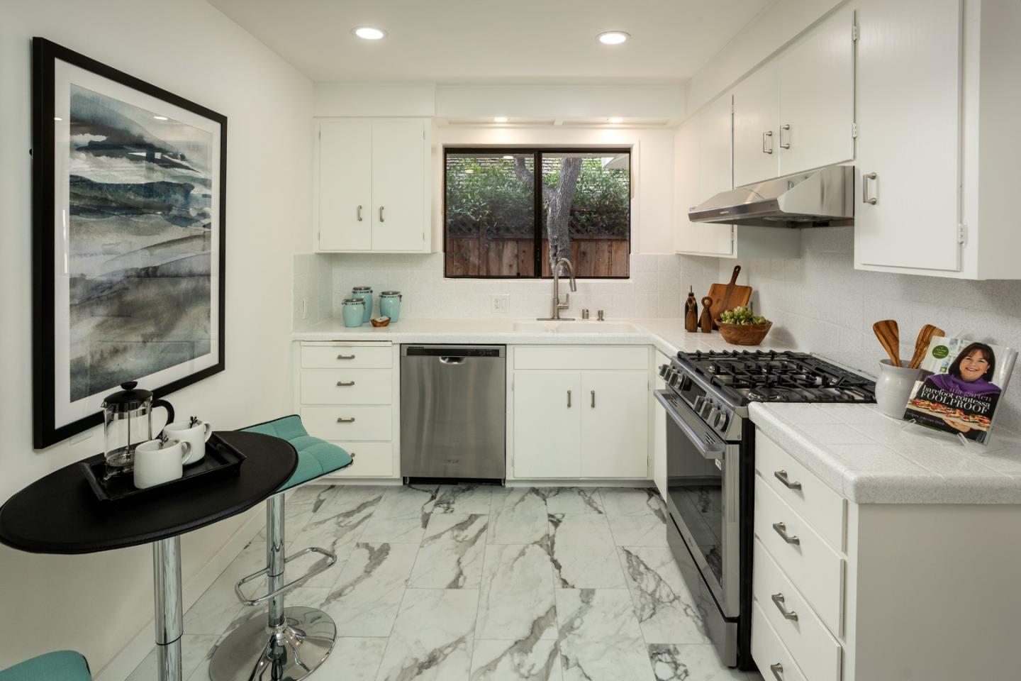 Detail Gallery Image 14 of 37 For 527 Rhodes Dr, Palo Alto,  CA 94303 - 3 Beds | 2 Baths