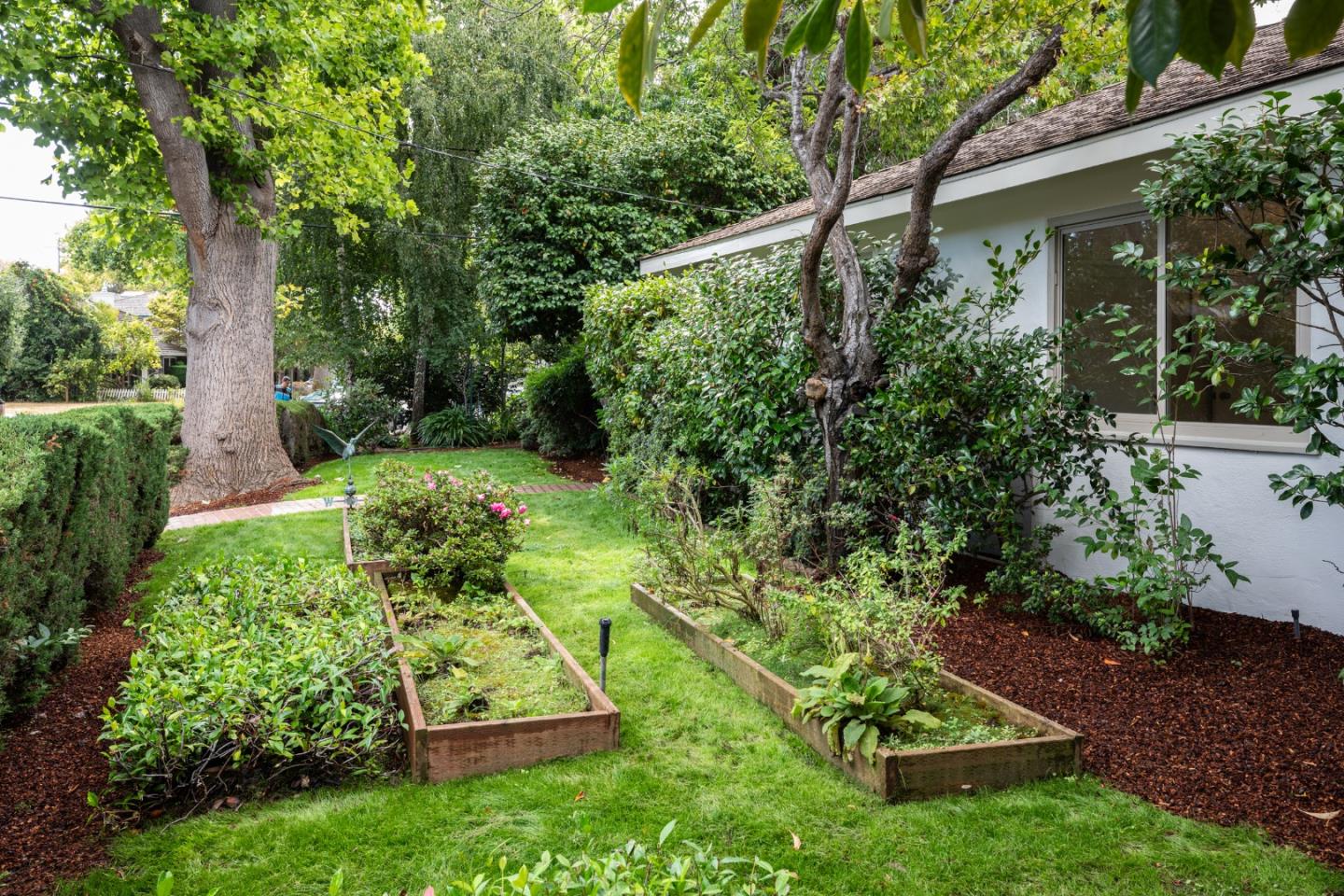 Detail Gallery Image 25 of 37 For 527 Rhodes Dr, Palo Alto,  CA 94303 - 3 Beds | 2 Baths