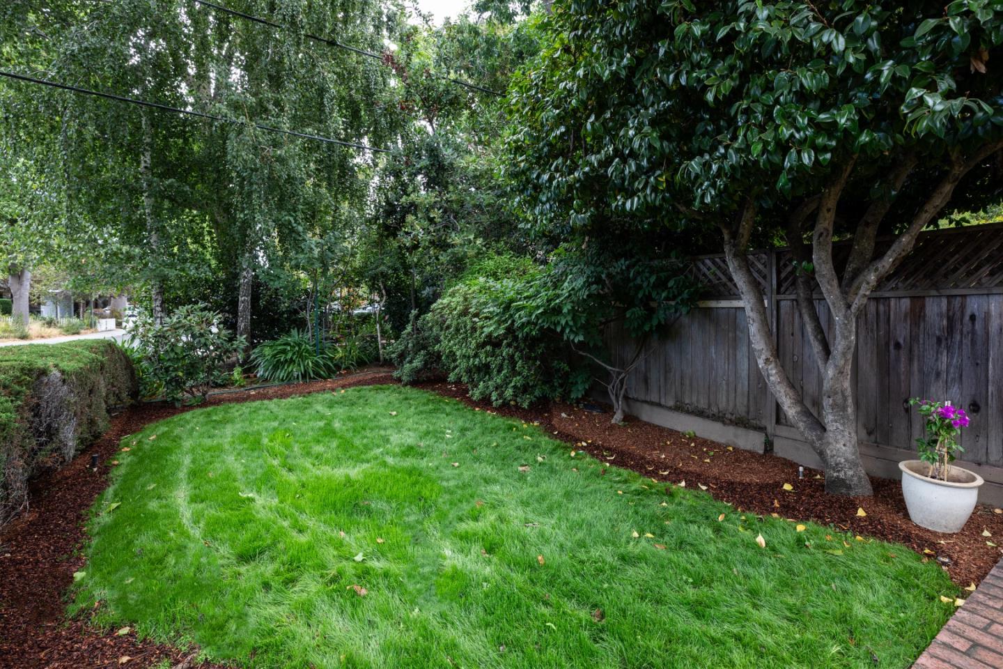 Detail Gallery Image 27 of 37 For 527 Rhodes Dr, Palo Alto,  CA 94303 - 3 Beds | 2 Baths