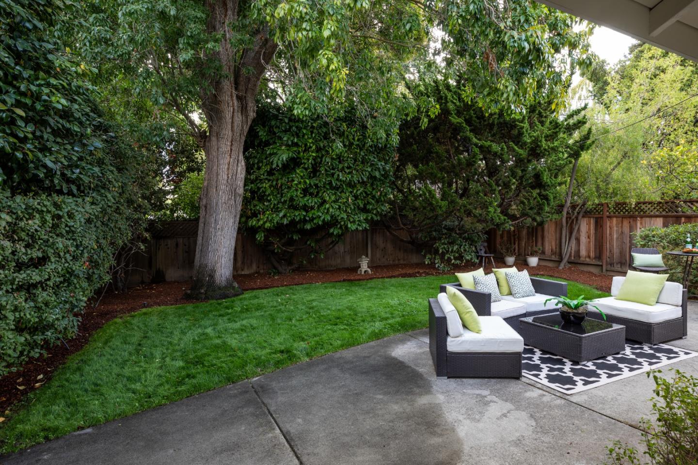 Detail Gallery Image 30 of 37 For 527 Rhodes Dr, Palo Alto,  CA 94303 - 3 Beds | 2 Baths