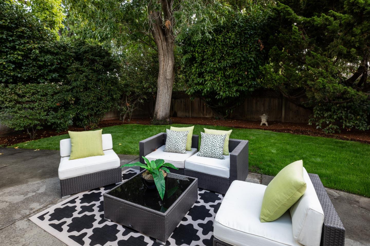 Detail Gallery Image 33 of 37 For 527 Rhodes Dr, Palo Alto,  CA 94303 - 3 Beds | 2 Baths