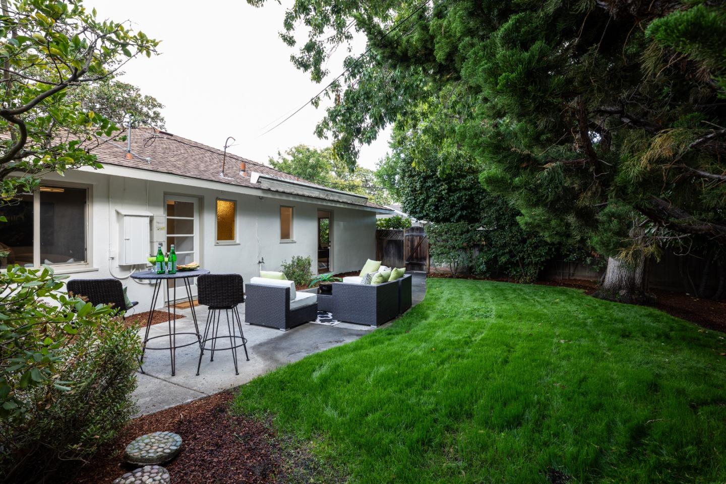 Detail Gallery Image 34 of 37 For 527 Rhodes Dr, Palo Alto,  CA 94303 - 3 Beds | 2 Baths