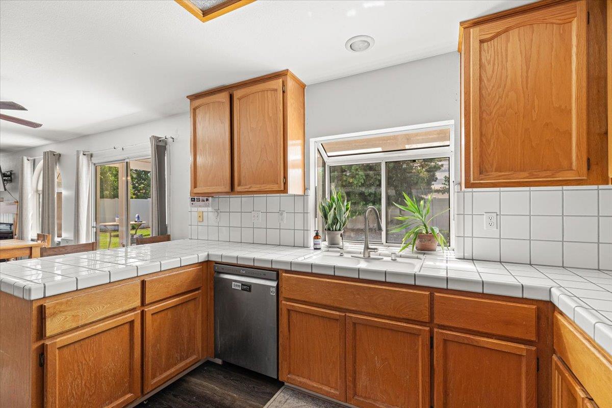 Detail Gallery Image 15 of 62 For 2295 Pontiac St, Oakdale,  CA 95361 - 4 Beds | 3 Baths