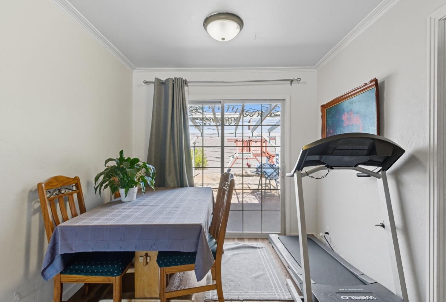 Detail Gallery Image 4 of 11 For 3957 Branson Dr, San Mateo,  CA 94403 - 3 Beds | 2 Baths