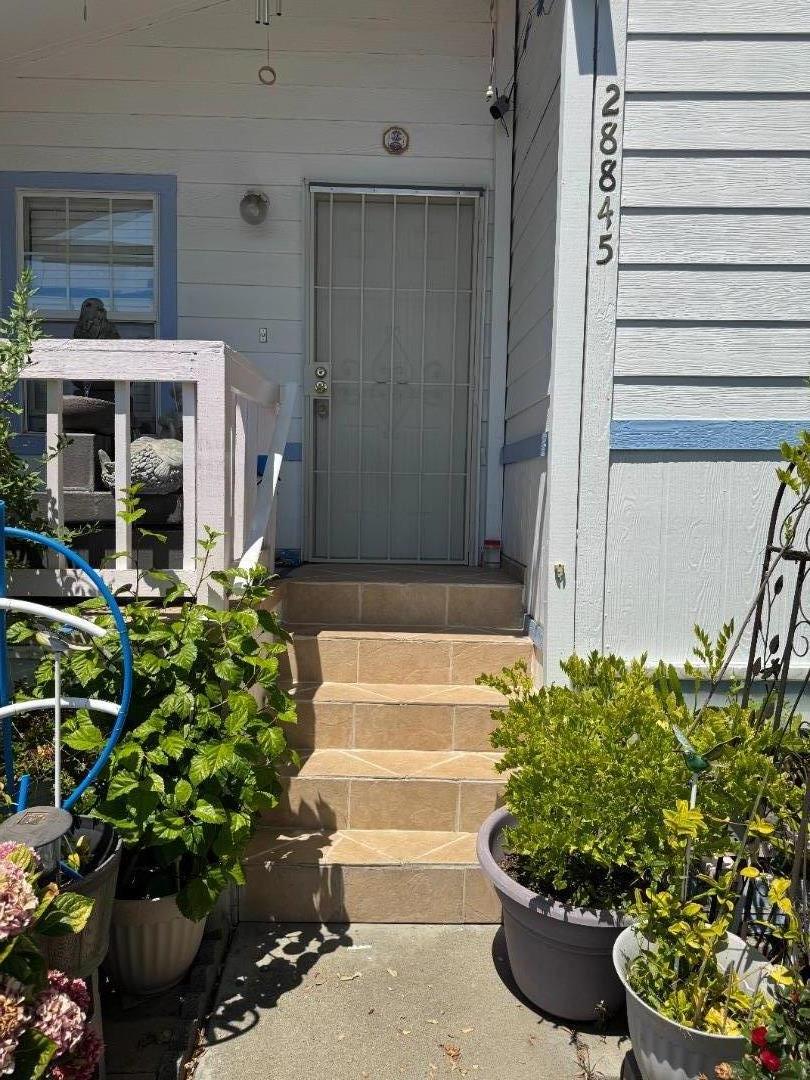 Detail Gallery Image 2 of 20 For 28845 La Corona St #28845,  Hayward,  CA 94544 - 3 Beds | 2 Baths