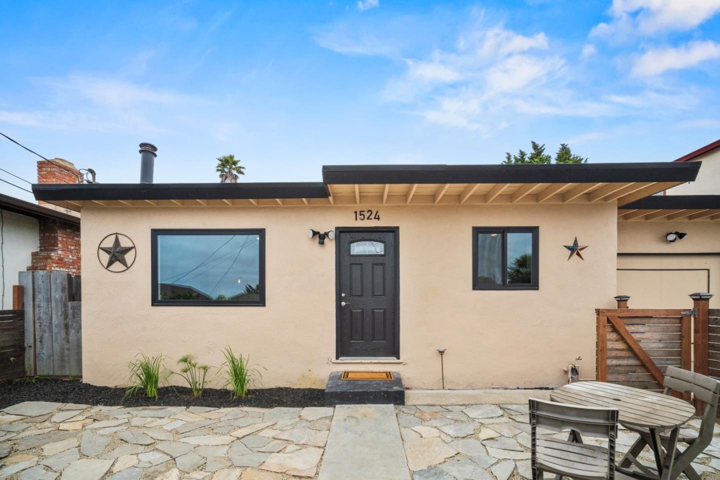 Detail Gallery Image 3 of 28 For 1524 Luxton St, Seaside,  CA 93955 - 2 Beds | 1 Baths