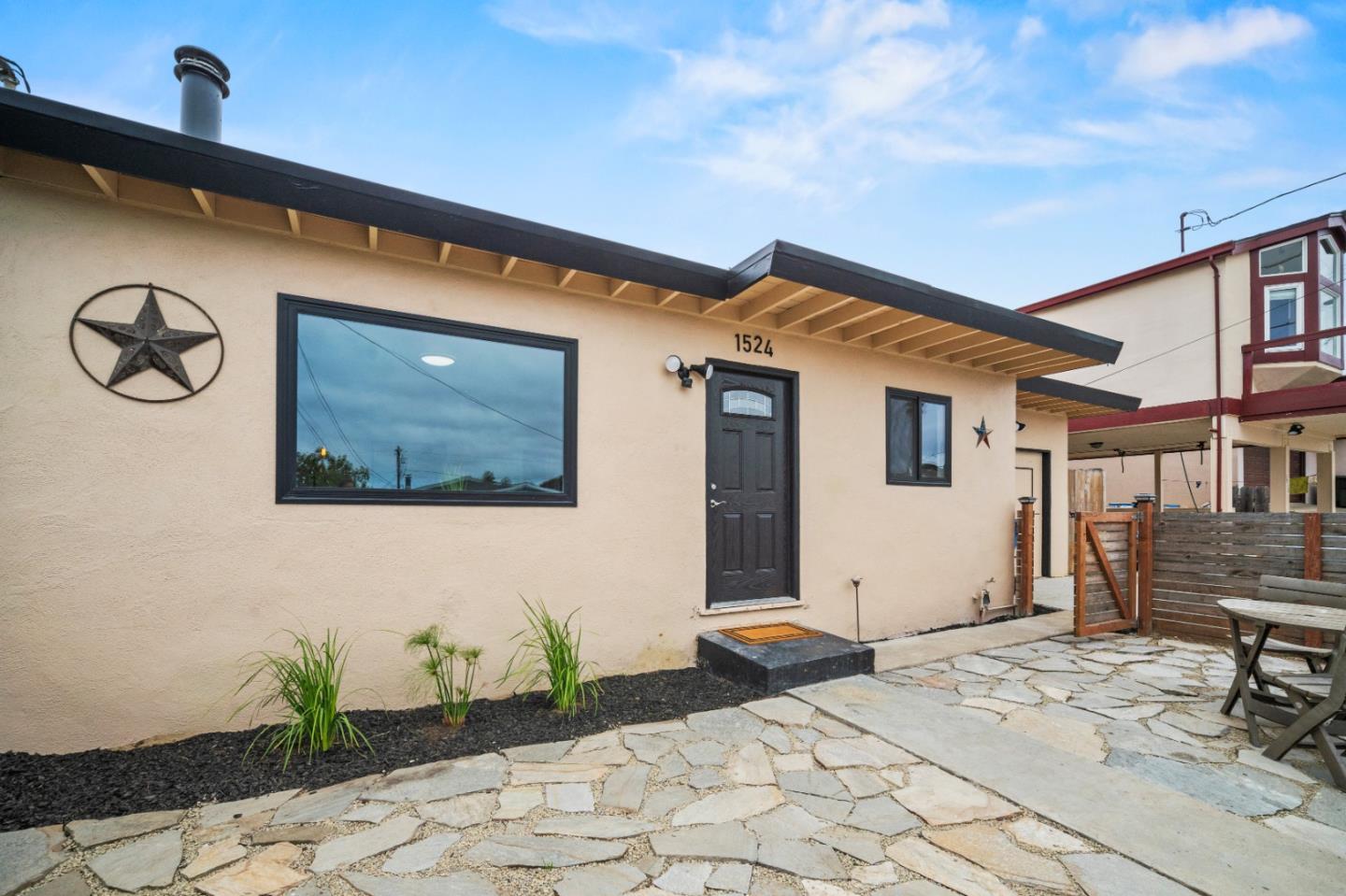 Detail Gallery Image 4 of 28 For 1524 Luxton St, Seaside,  CA 93955 - 2 Beds | 1 Baths