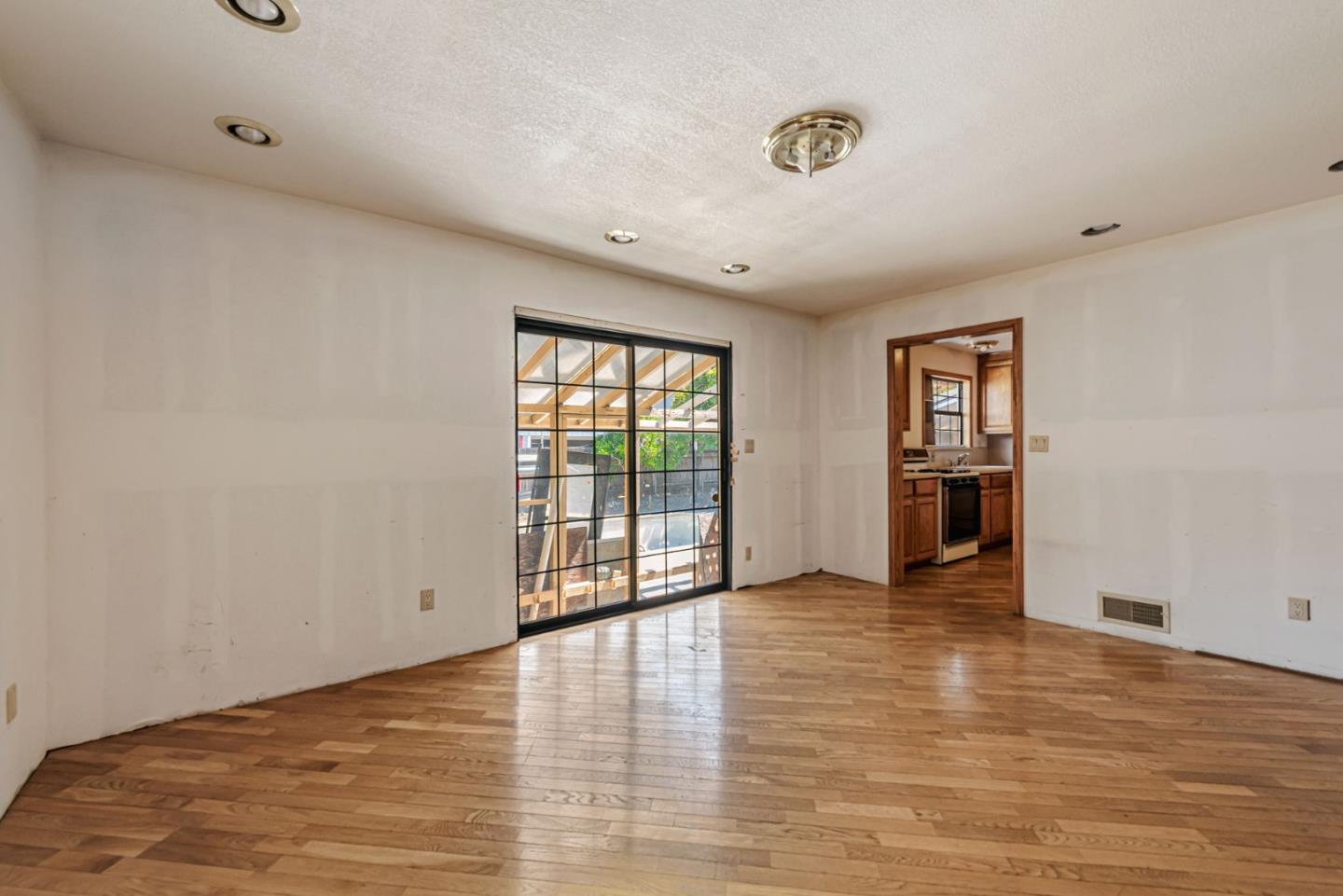 Detail Gallery Image 10 of 28 For 1545 Pomeroy Ave, Santa Clara,  CA 95051 - 3 Beds | 1/1 Baths