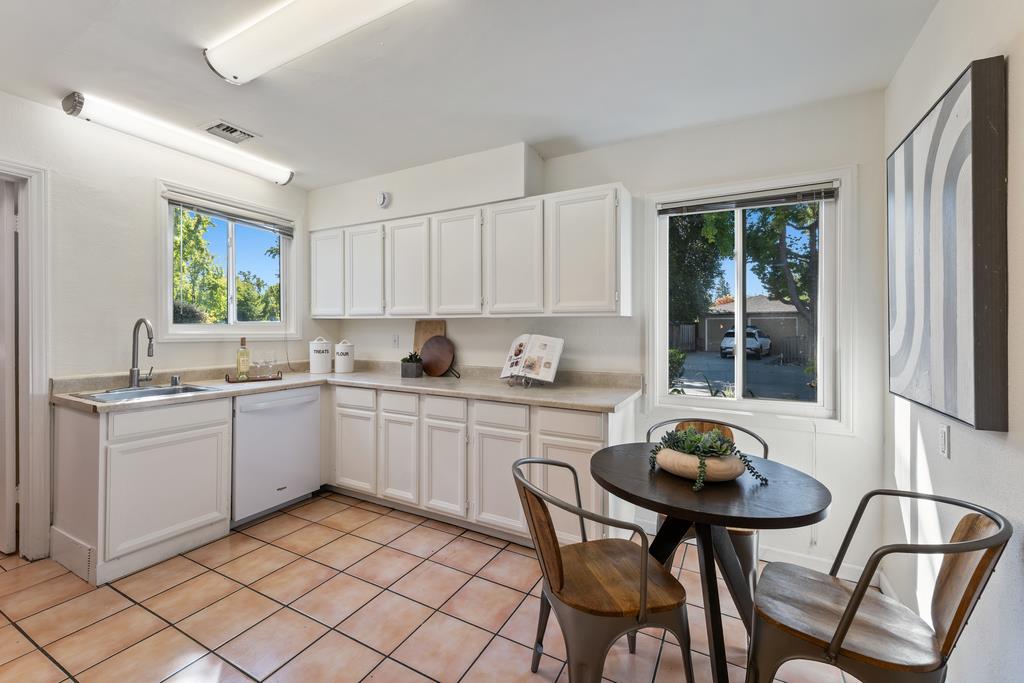 Detail Gallery Image 10 of 26 For 2590 Webster St, Palo Alto,  CA 94301 - 4 Beds | 2 Baths