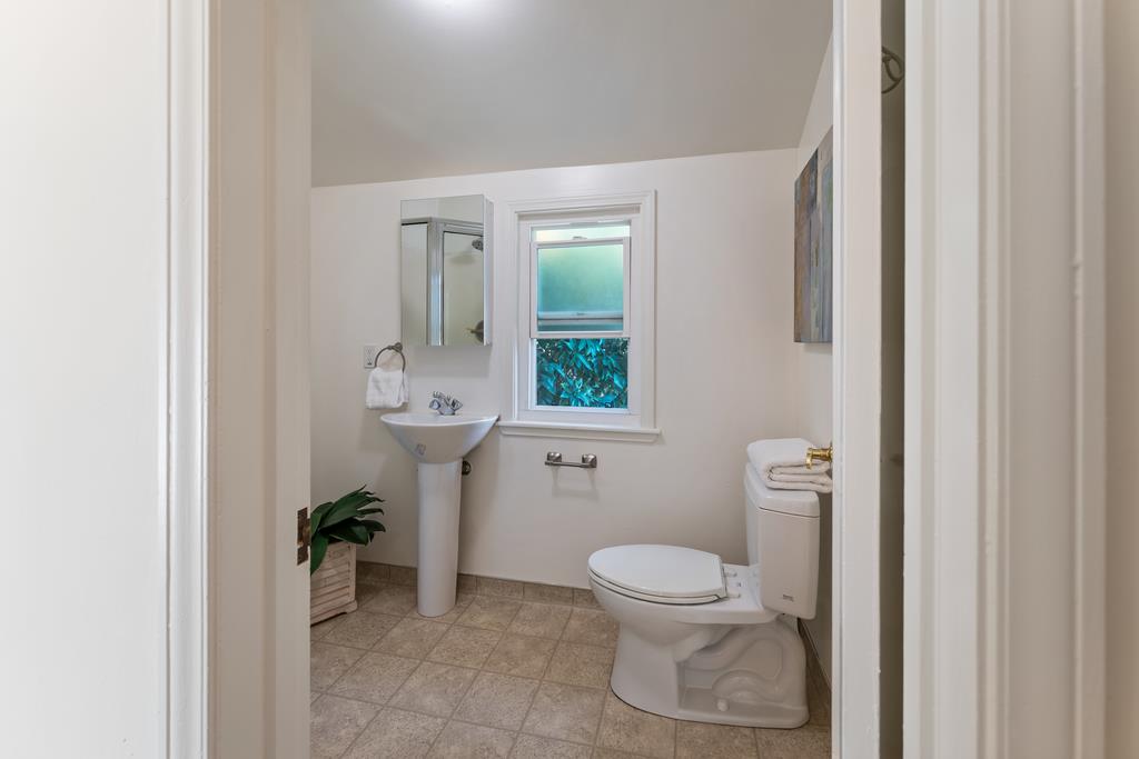 Detail Gallery Image 20 of 26 For 2590 Webster St, Palo Alto,  CA 94301 - 4 Beds | 2 Baths