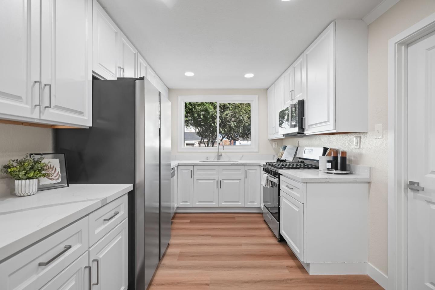 Detail Gallery Image 10 of 30 For 159 Jasmine Way, East Palo Alto,  CA 94303 - 3 Beds | 2 Baths