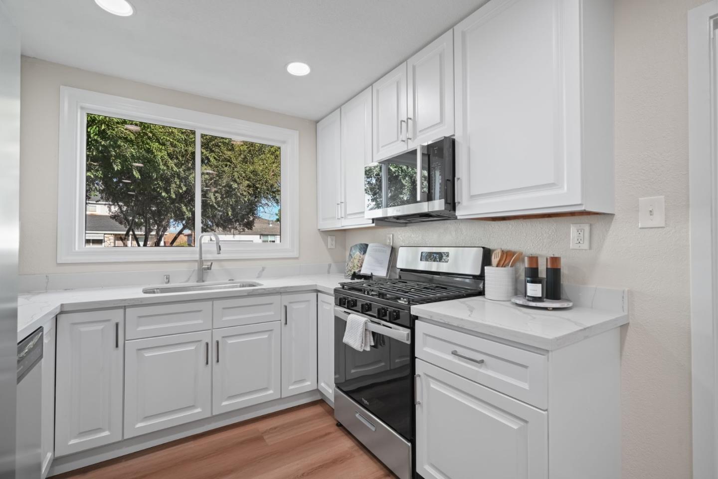 Detail Gallery Image 11 of 30 For 159 Jasmine Way, East Palo Alto,  CA 94303 - 3 Beds | 2 Baths