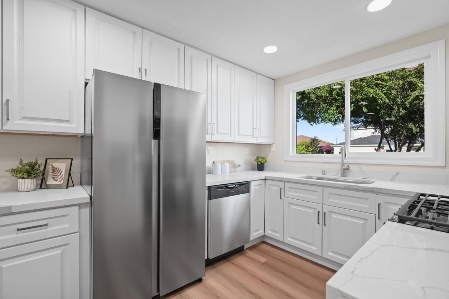 Detail Gallery Image 12 of 30 For 159 Jasmine Way, East Palo Alto,  CA 94303 - 3 Beds | 2 Baths