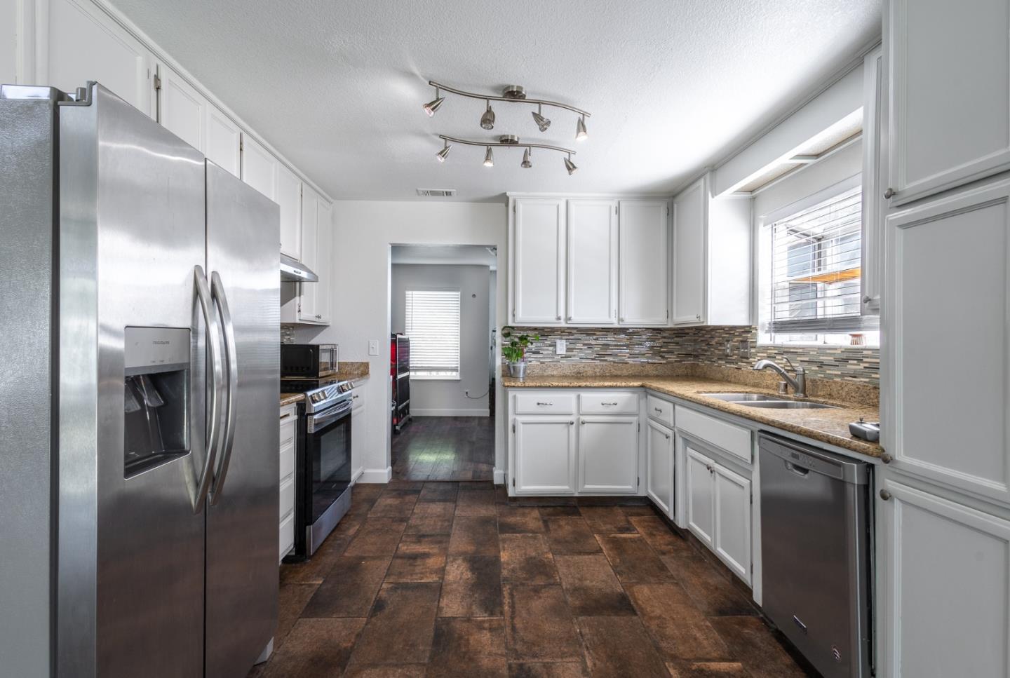 Detail Gallery Image 6 of 17 For 150 Camelback St, Lathrop,  CA 95330 - 4 Beds | 2 Baths