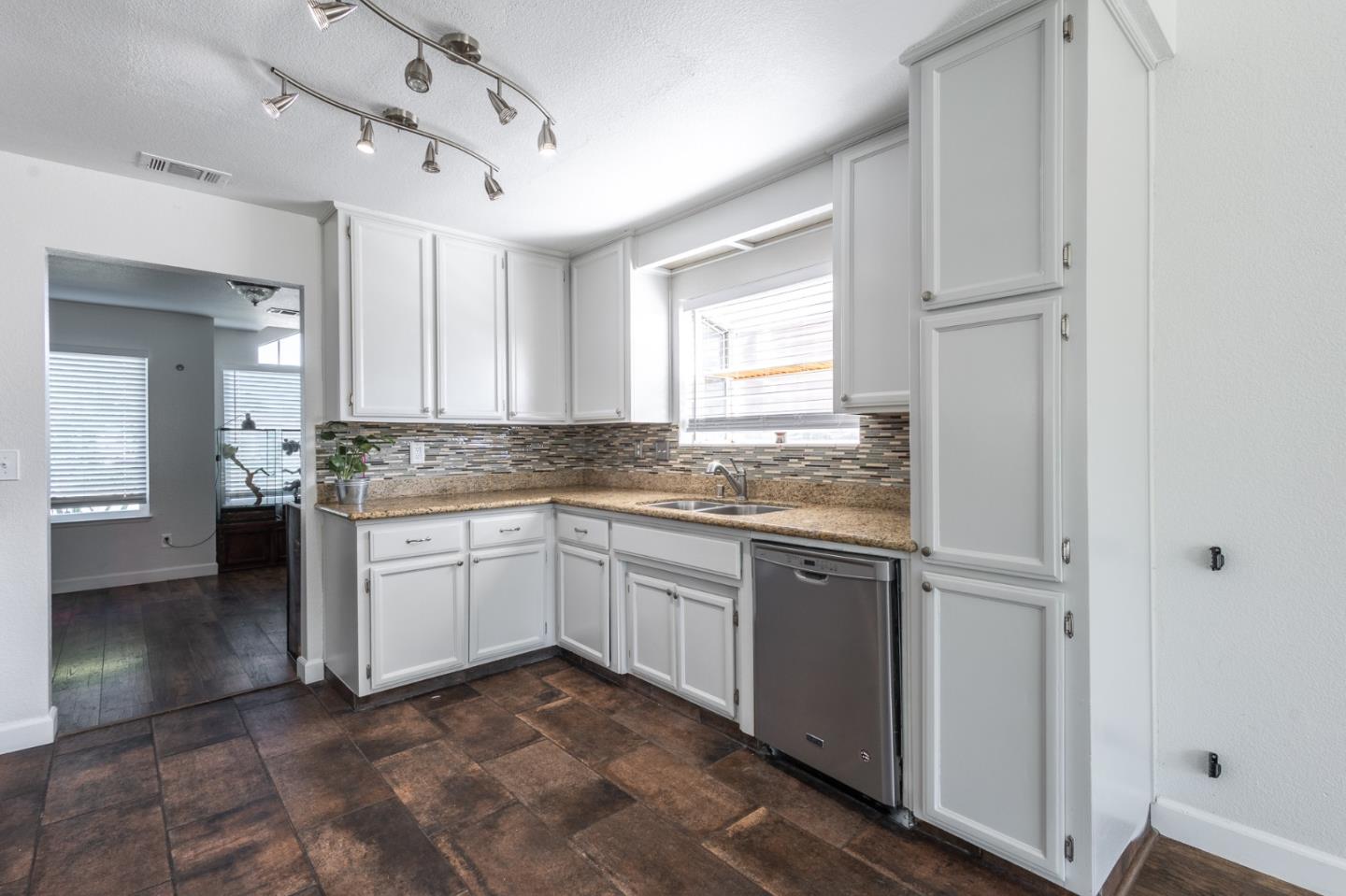 Detail Gallery Image 7 of 17 For 150 Camelback St, Lathrop,  CA 95330 - 4 Beds | 2 Baths