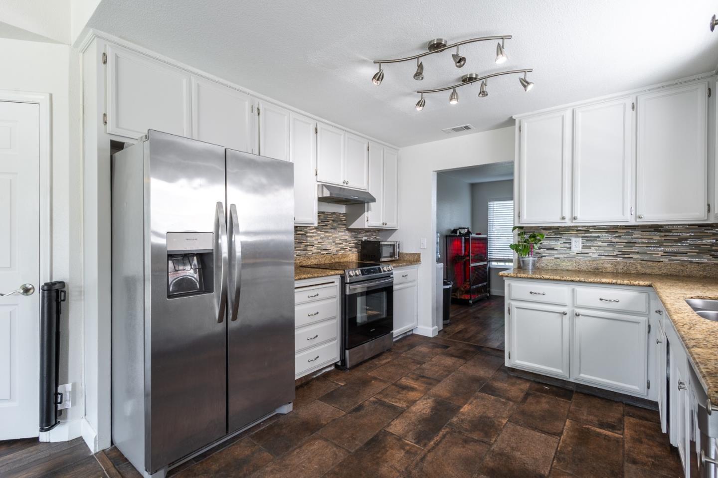 Detail Gallery Image 8 of 17 For 150 Camelback St, Lathrop,  CA 95330 - 4 Beds | 2 Baths