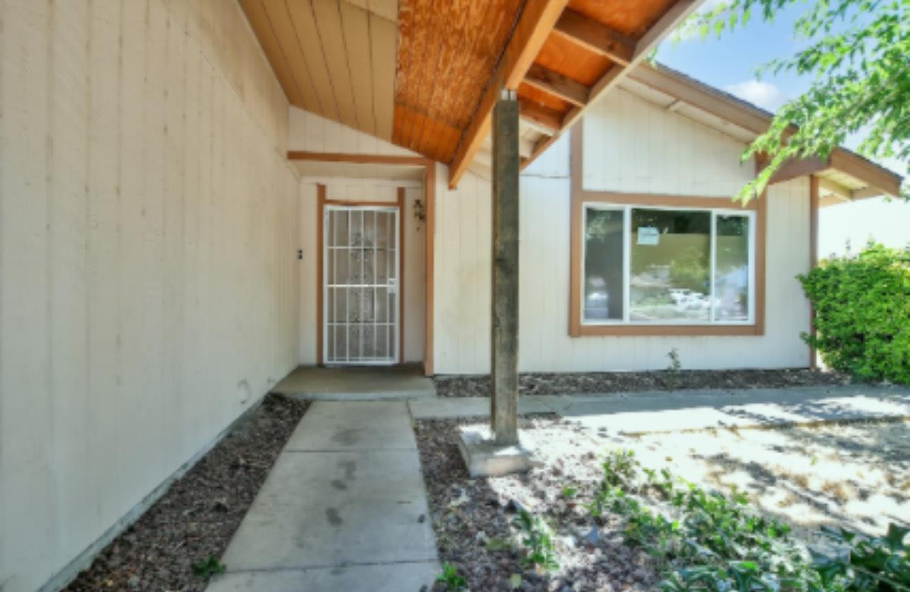 Detail Gallery Image 3 of 27 For 302 Lisa Ct, Stockton,  CA 95210 - 4 Beds | 2 Baths