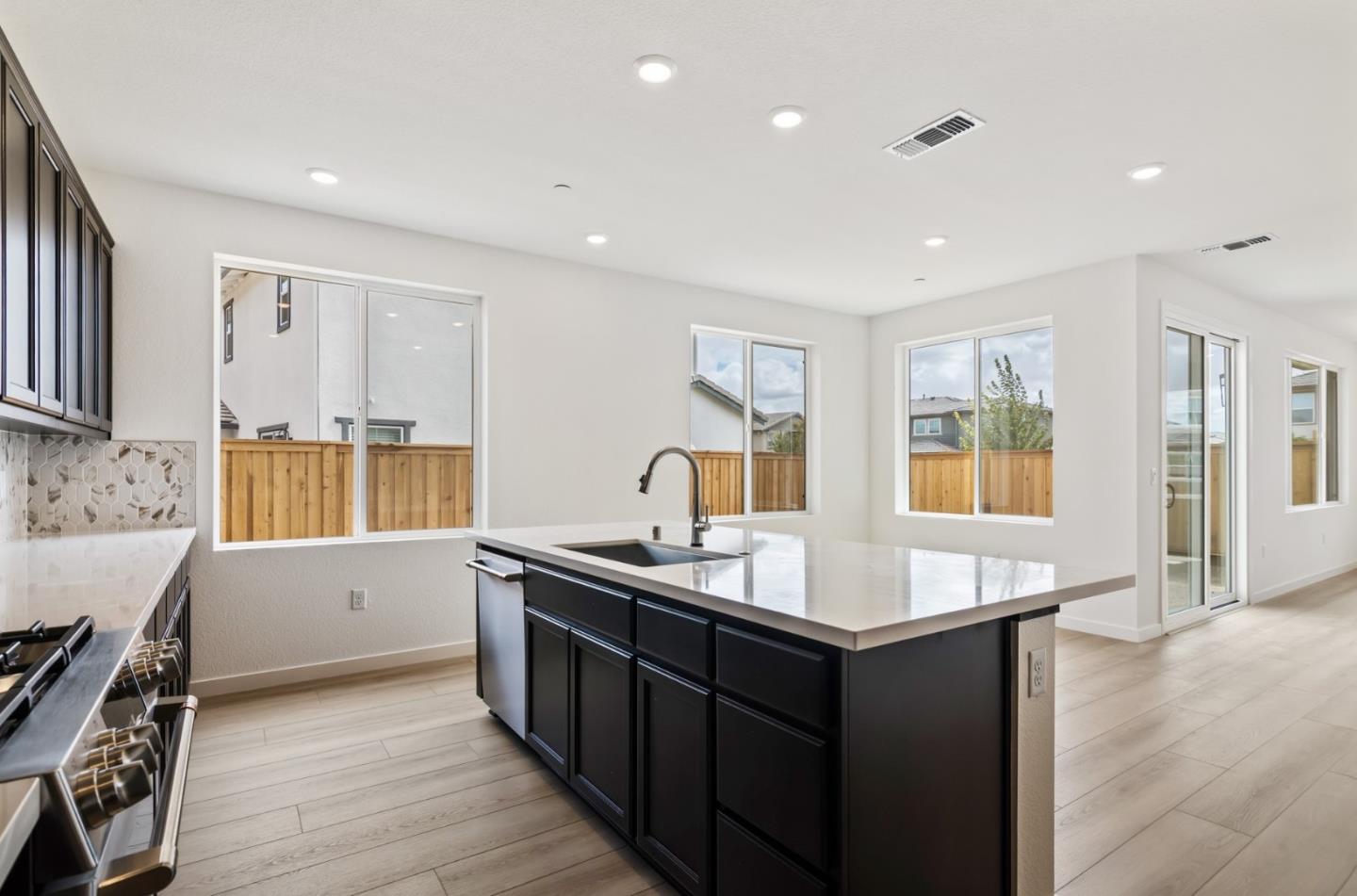 Detail Gallery Image 10 of 23 For 2517 Lake Club Dr, Fairfield,  CA 94533 - 4 Beds | 3/1 Baths