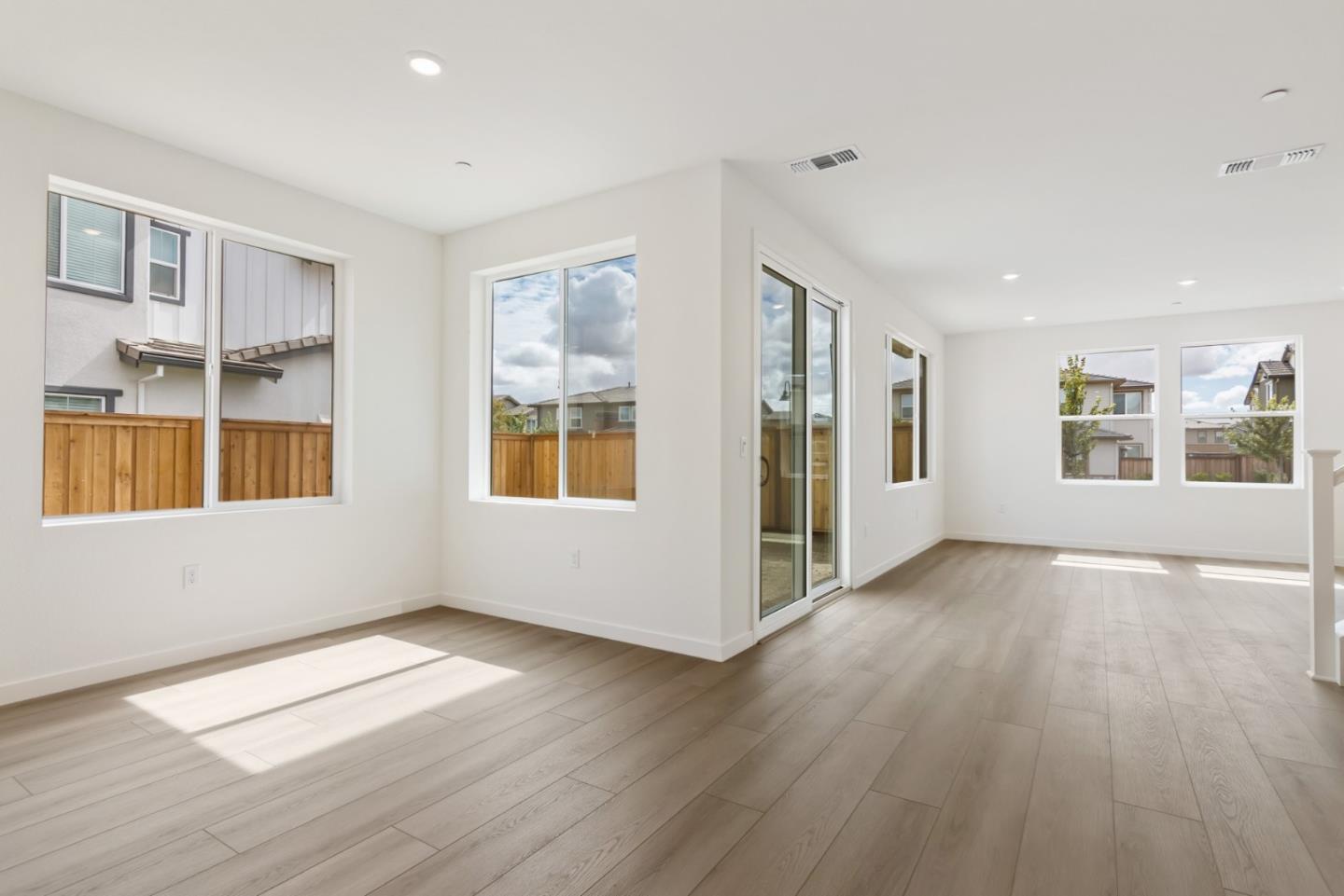 Detail Gallery Image 12 of 23 For 2517 Lake Club Dr, Fairfield,  CA 94533 - 4 Beds | 3/1 Baths