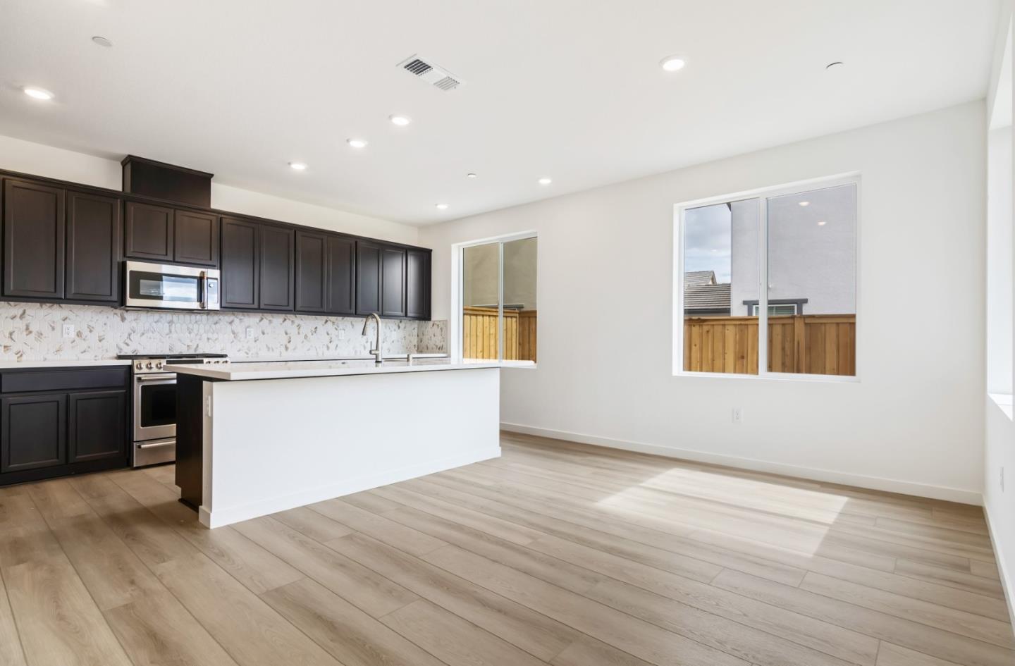 Detail Gallery Image 7 of 23 For 2517 Lake Club Dr, Fairfield,  CA 94533 - 4 Beds | 3/1 Baths