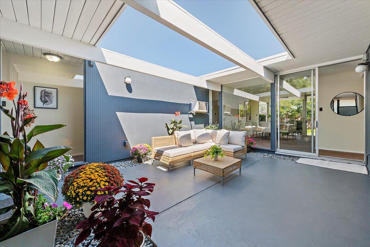 Detail Gallery Image 3 of 31 For 1140 Snowberry Ct, Sunnyvale,  CA 94087 - 4 Beds | 2 Baths