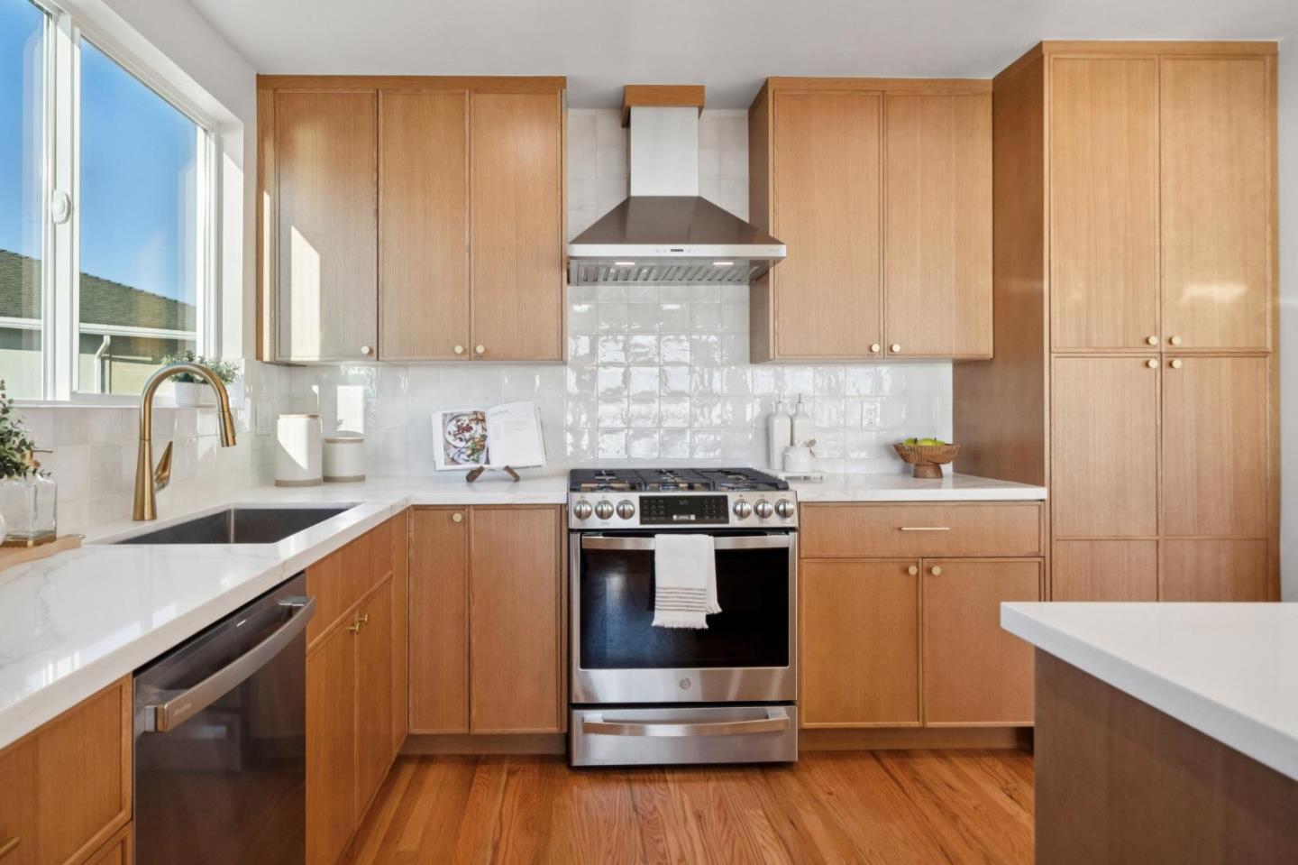 Detail Gallery Image 10 of 34 For 9 Seahaven Ct, Pacifica,  CA 94044 - 5 Beds | 3 Baths