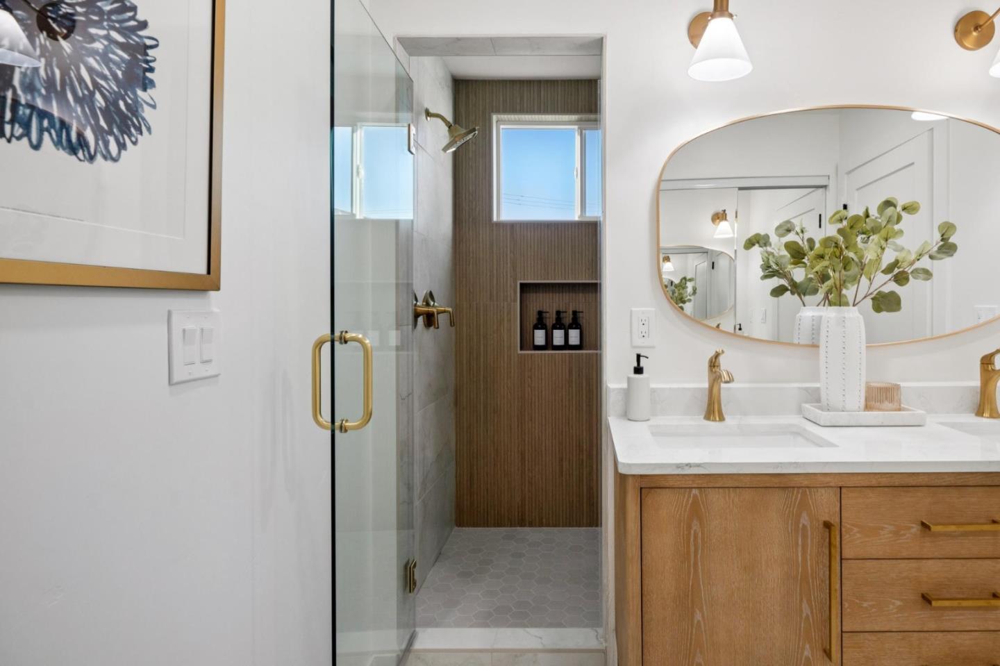 Detail Gallery Image 16 of 34 For 9 Seahaven Ct, Pacifica,  CA 94044 - 5 Beds | 3 Baths