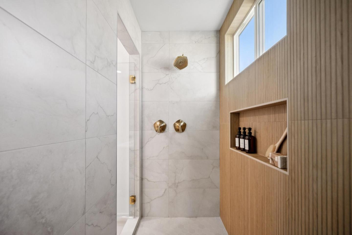 Detail Gallery Image 17 of 34 For 9 Seahaven Ct, Pacifica,  CA 94044 - 5 Beds | 3 Baths