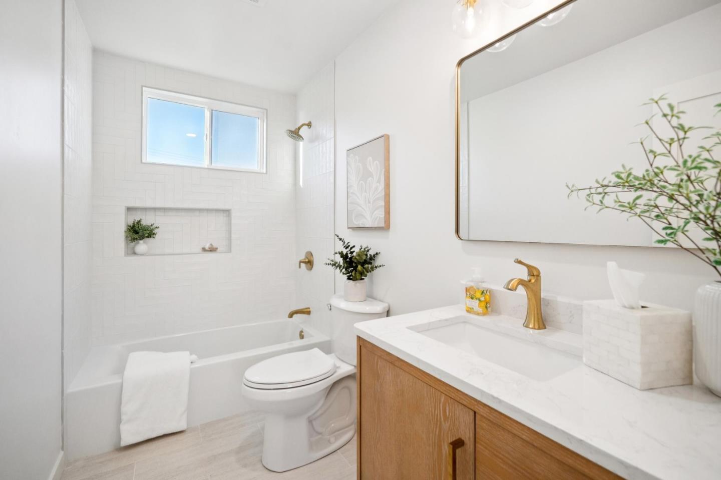 Detail Gallery Image 20 of 34 For 9 Seahaven Ct, Pacifica,  CA 94044 - 5 Beds | 3 Baths