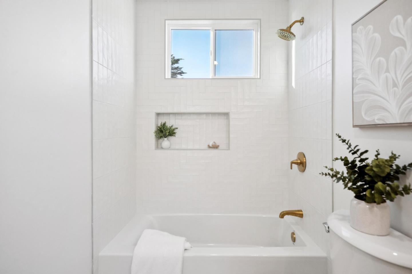 Detail Gallery Image 21 of 34 For 9 Seahaven Ct, Pacifica,  CA 94044 - 5 Beds | 3 Baths