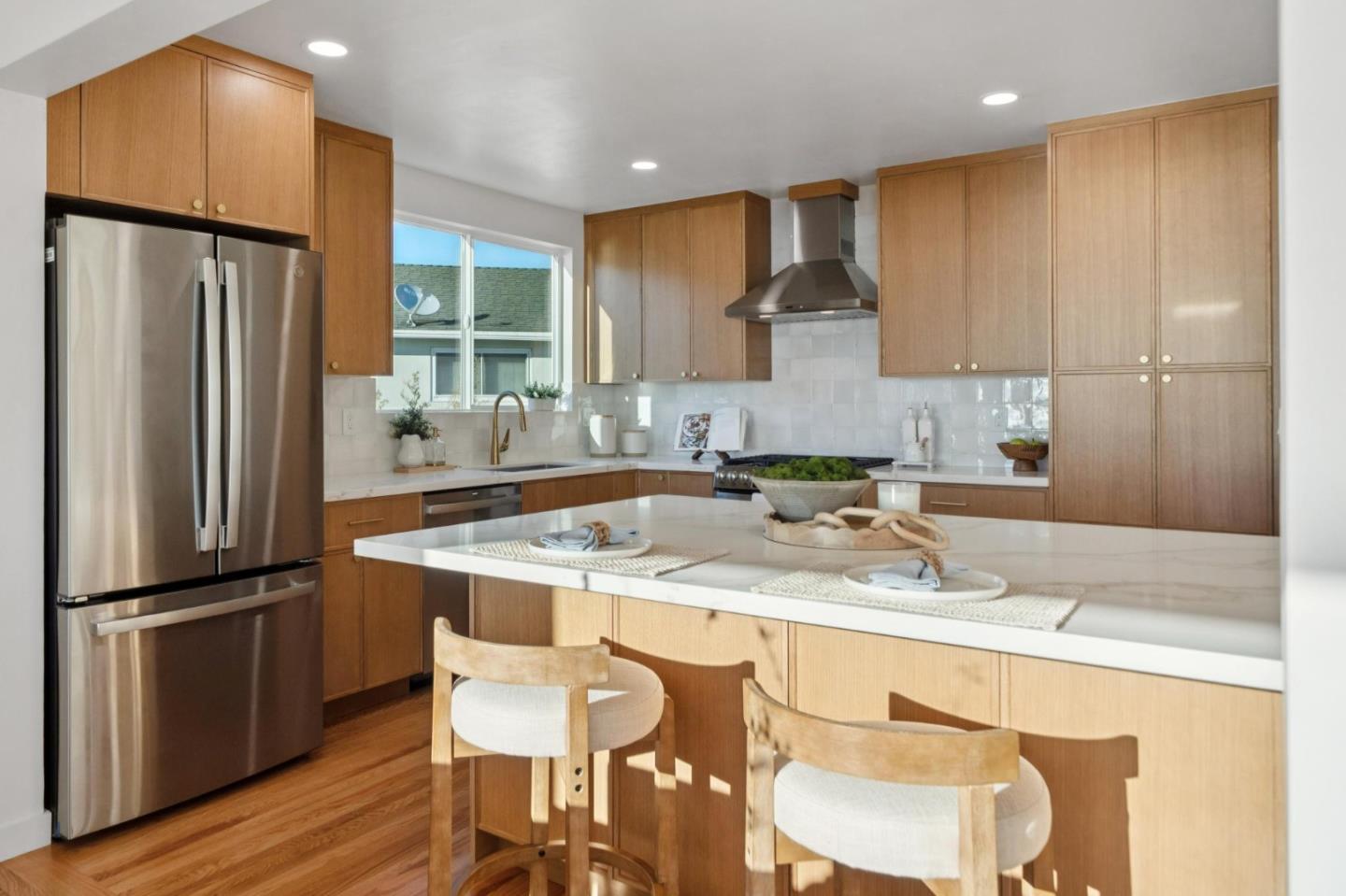 Detail Gallery Image 9 of 34 For 9 Seahaven Ct, Pacifica,  CA 94044 - 5 Beds | 3 Baths