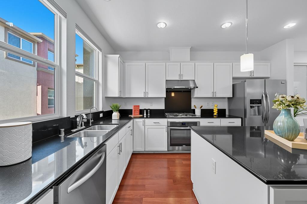Detail Gallery Image 9 of 69 For 1538 Neleigh Pl, San Jose,  CA 95131 - 3 Beds | 2/1 Baths