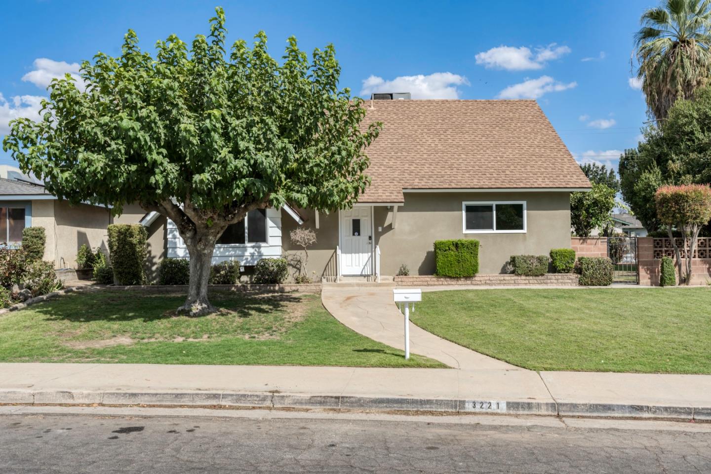 Detail Gallery Image 2 of 37 For 3221 Colgate Ln, Bakersfield,  CA 93306 - 4 Beds | 2 Baths