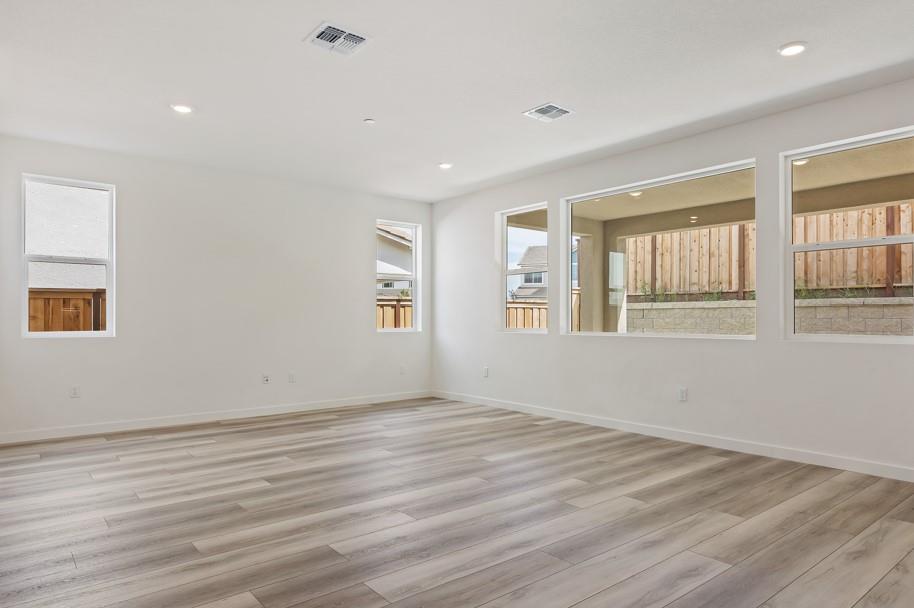 Detail Gallery Image 5 of 29 For 5987 Big Sky Dr, Fairfield,  CA 94533 - 4 Beds | 3/1 Baths