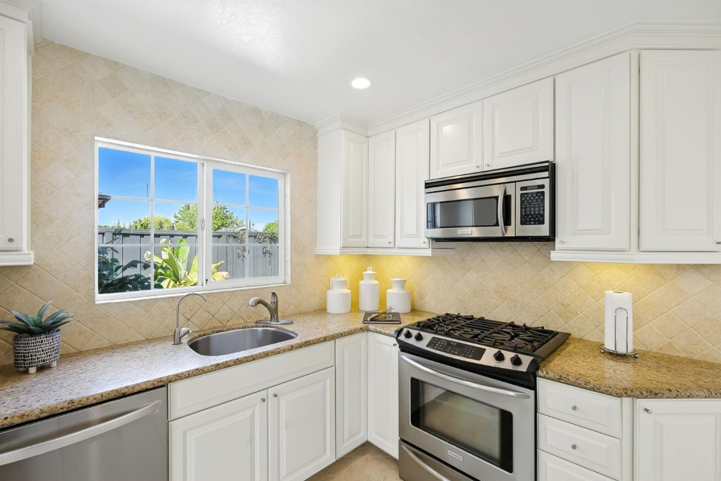 Detail Gallery Image 17 of 59 For 2924 Vivian Ln, San Jose,  CA 95124 - 3 Beds | 2 Baths