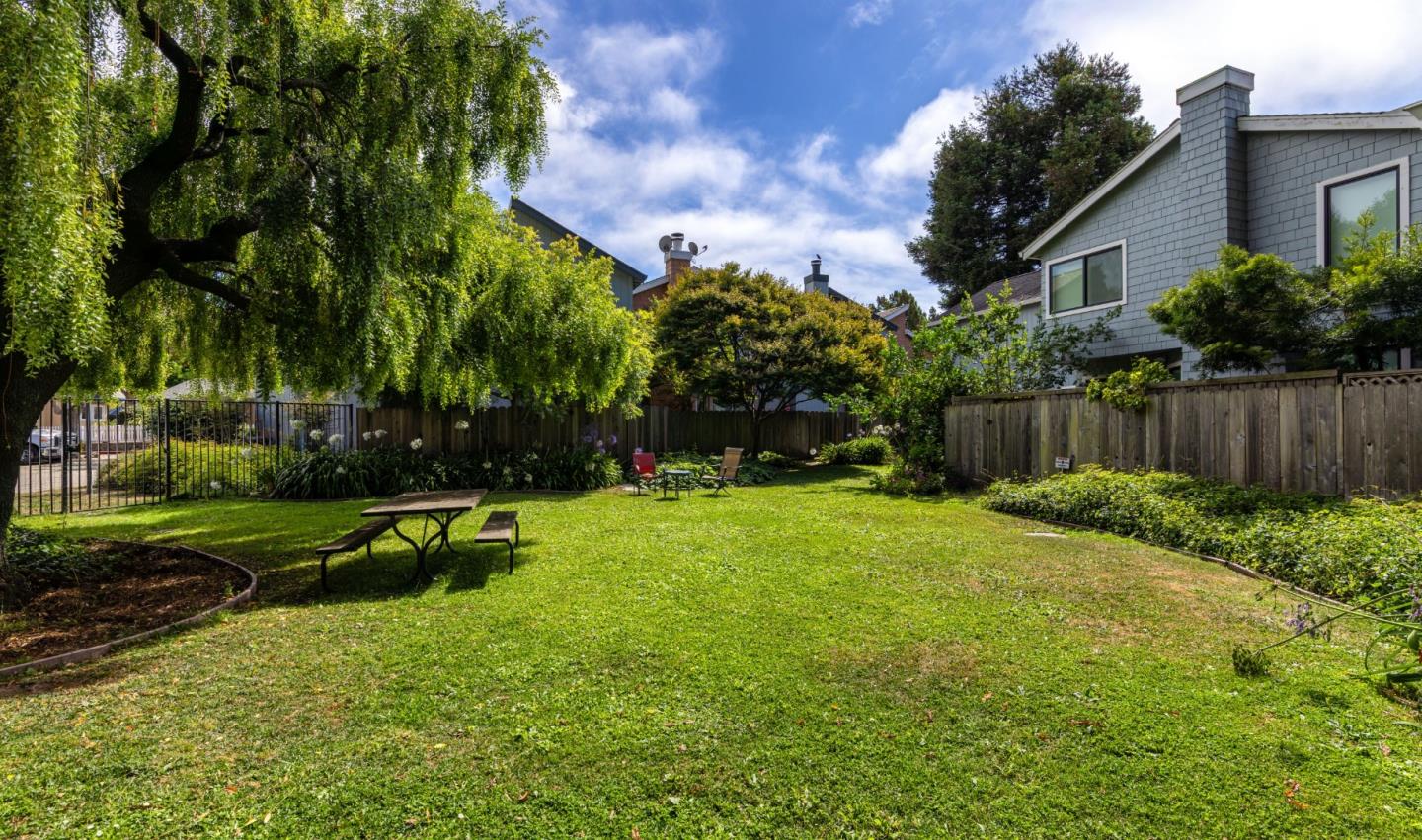 Detail Gallery Image 27 of 37 For 1901 Courtyard Dr #D,  Capitola,  CA 95010 - 2 Beds | 1/1 Baths