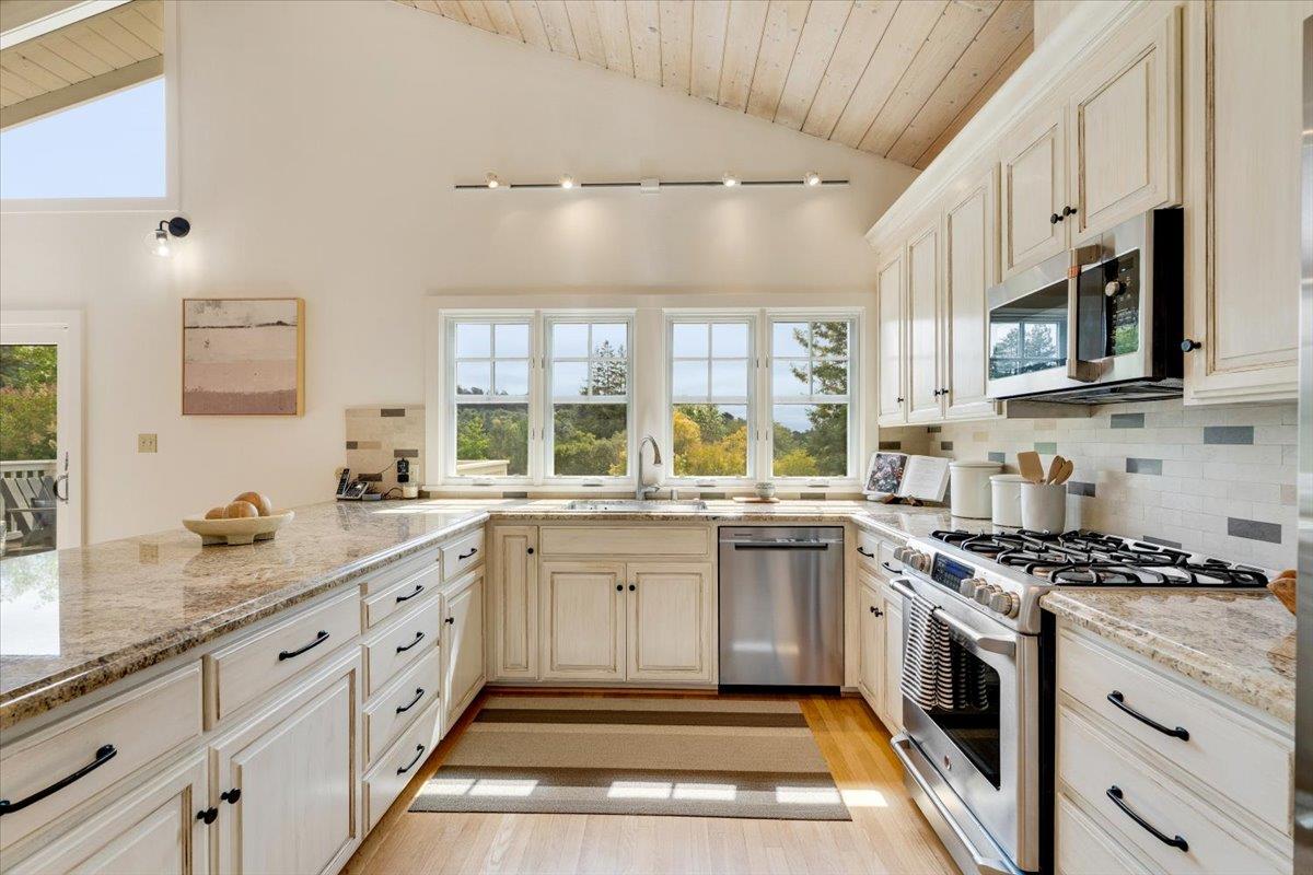 Detail Gallery Image 14 of 45 For 455 Calle Del Sol, Aptos,  CA 95003 - 4 Beds | 3/2 Baths