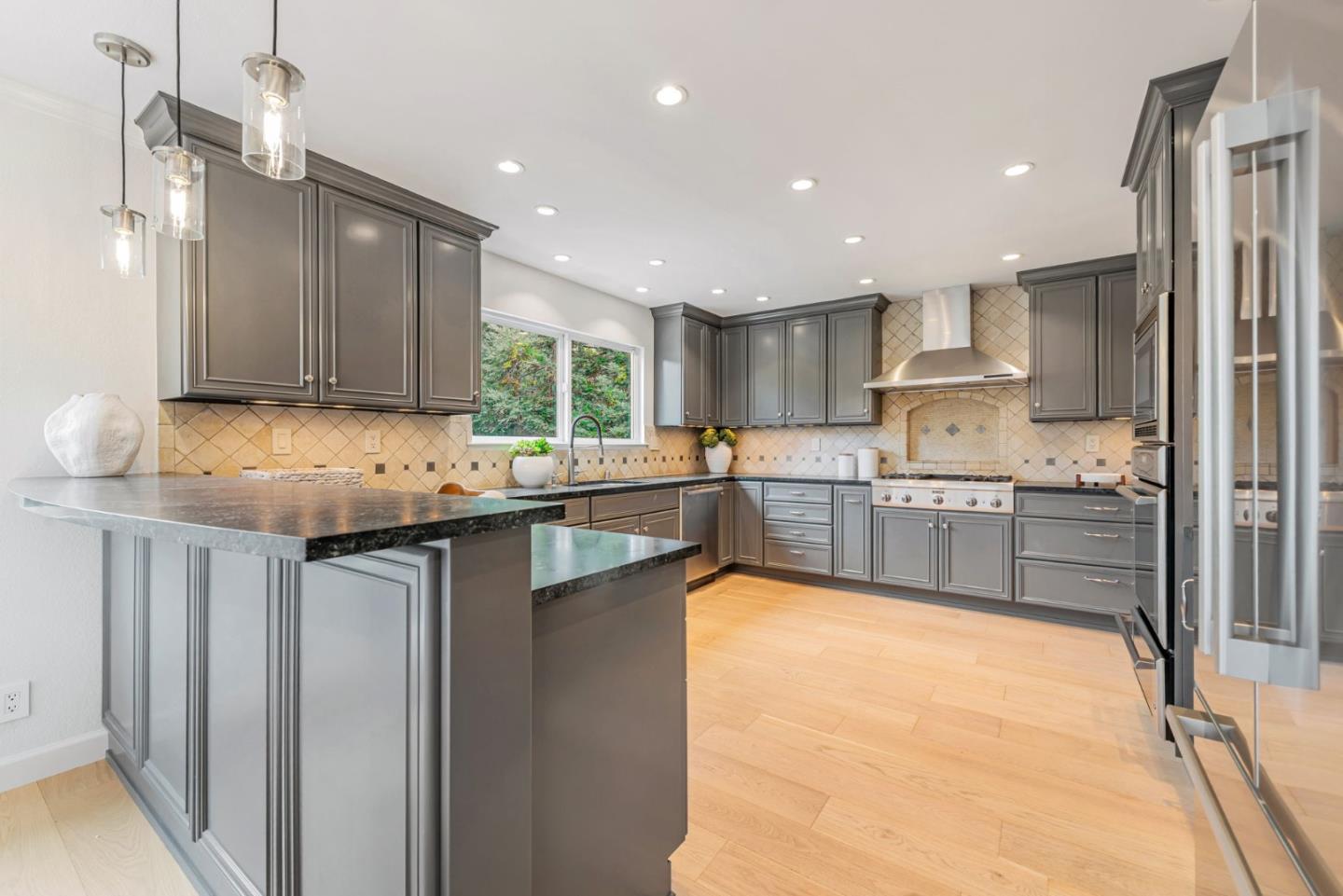 Detail Gallery Image 8 of 31 For 3852 Jefferson Ave, Redwood City,  CA 94062 - 3 Beds | 2/1 Baths