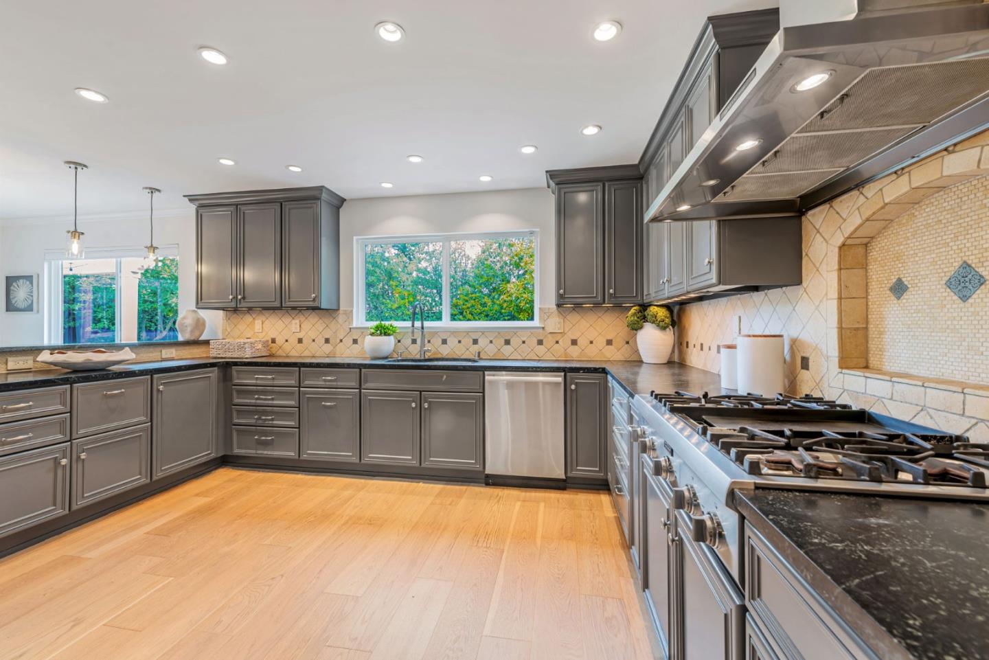 Detail Gallery Image 9 of 31 For 3852 Jefferson Ave, Redwood City,  CA 94062 - 3 Beds | 2/1 Baths