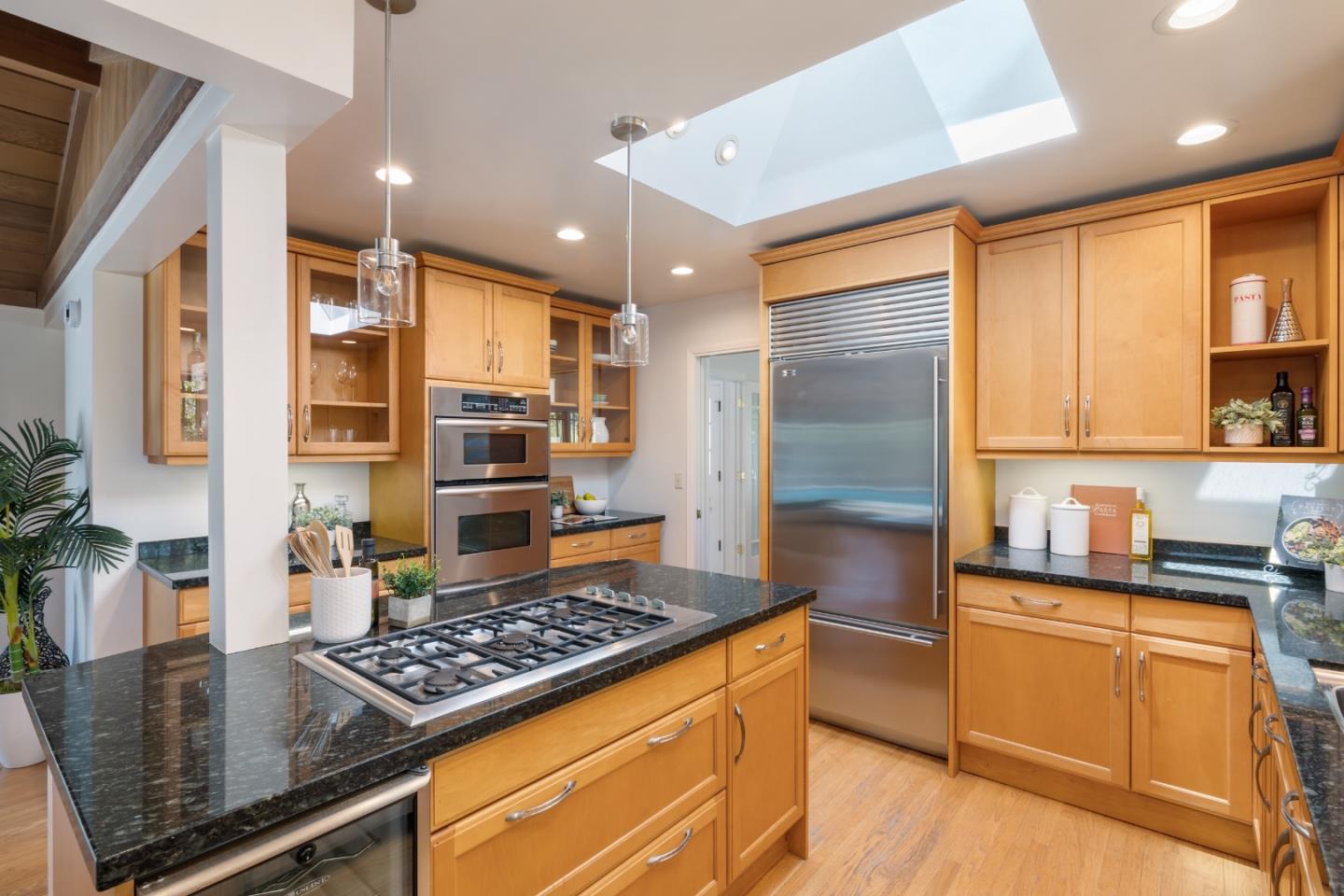 Detail Gallery Image 10 of 27 For 822 Amber Ln, Los Altos,  CA 94024 - 3 Beds | 2/1 Baths