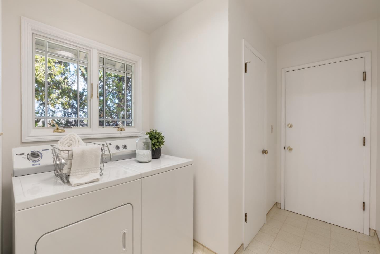Detail Gallery Image 11 of 27 For 822 Amber Ln, Los Altos,  CA 94024 - 3 Beds | 2/1 Baths