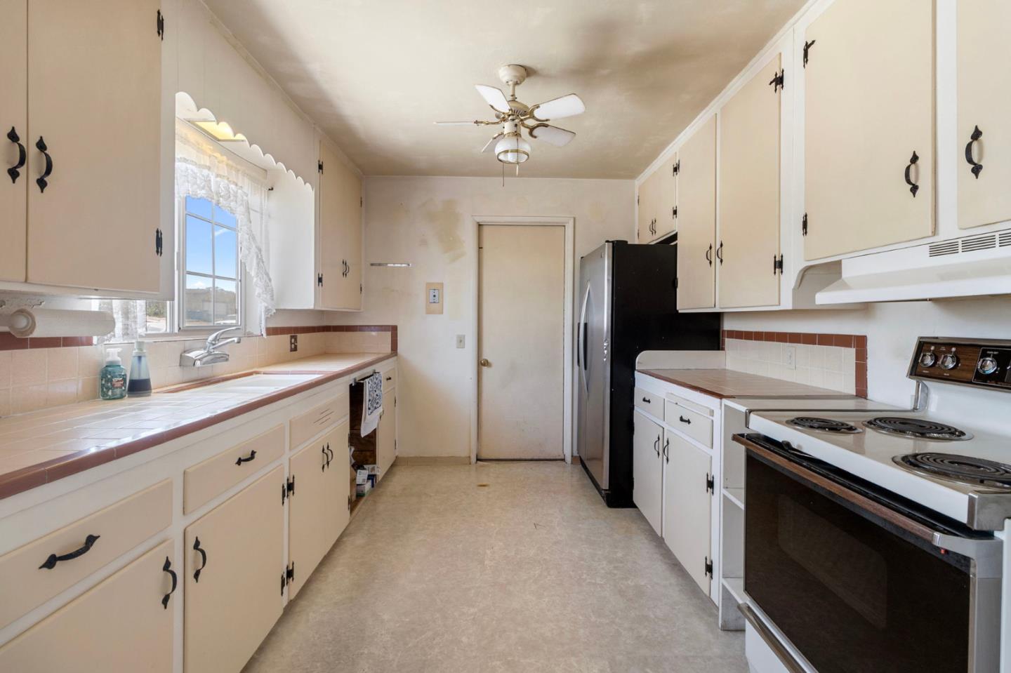 Detail Gallery Image 11 of 40 For 1949 Lincoln St, Seaside,  CA 93955 - 3 Beds | 2 Baths