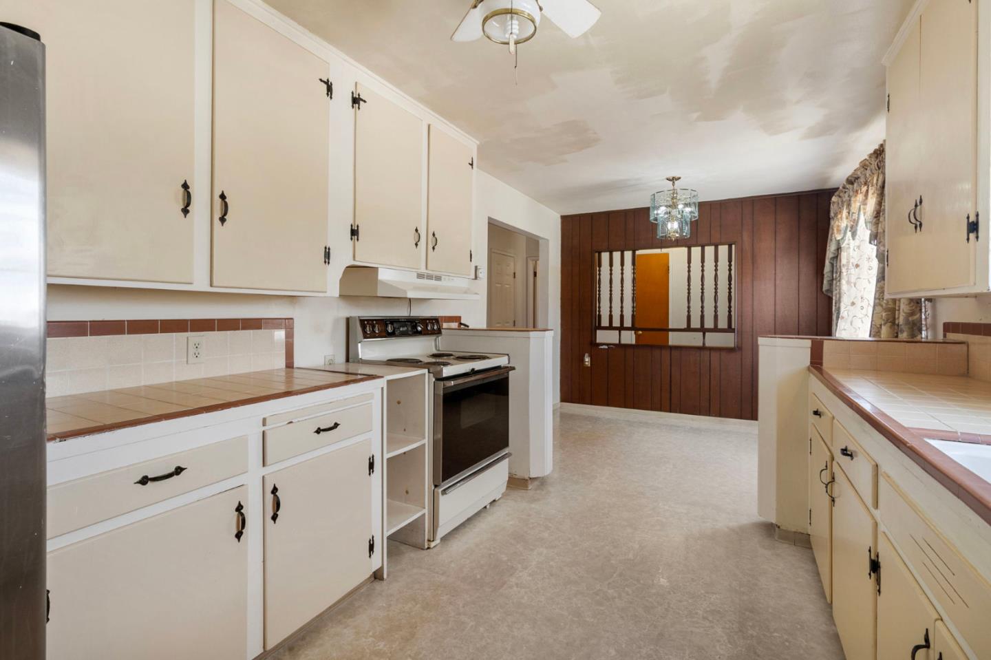 Detail Gallery Image 13 of 40 For 1949 Lincoln St, Seaside,  CA 93955 - 3 Beds | 2 Baths