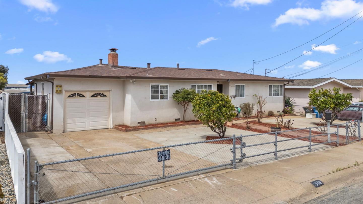 Detail Gallery Image 2 of 40 For 1949 Lincoln St, Seaside,  CA 93955 - 3 Beds | 2 Baths